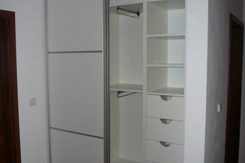 Vestavěné skříně